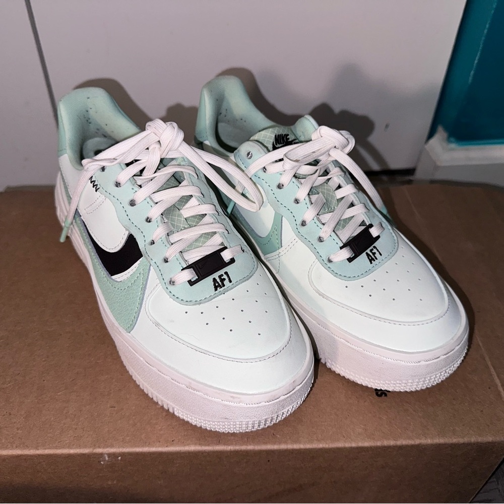 NIKE WMNS AF1 PLT.AF.ORM BARELY GREEN/ENAMEL GREEN
